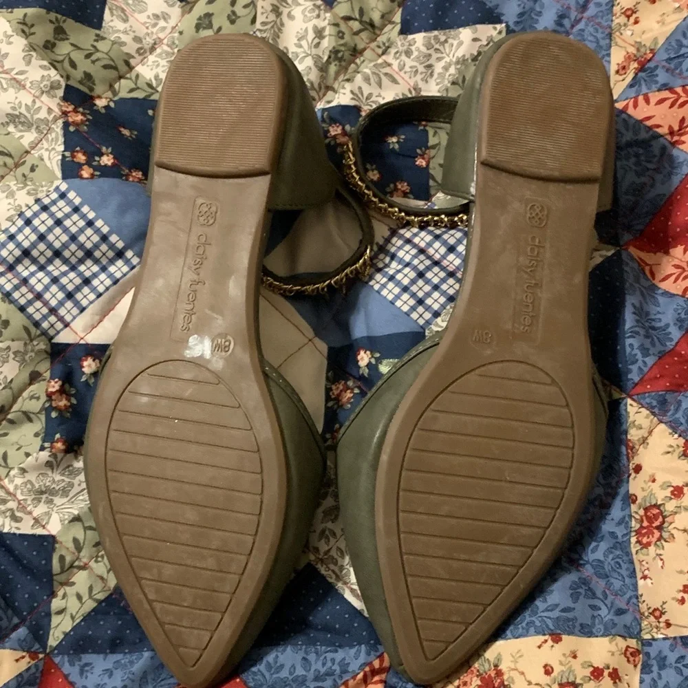 Daisy Fuentes Women's Green Ankle Strap Flats - Picture 5 of 5